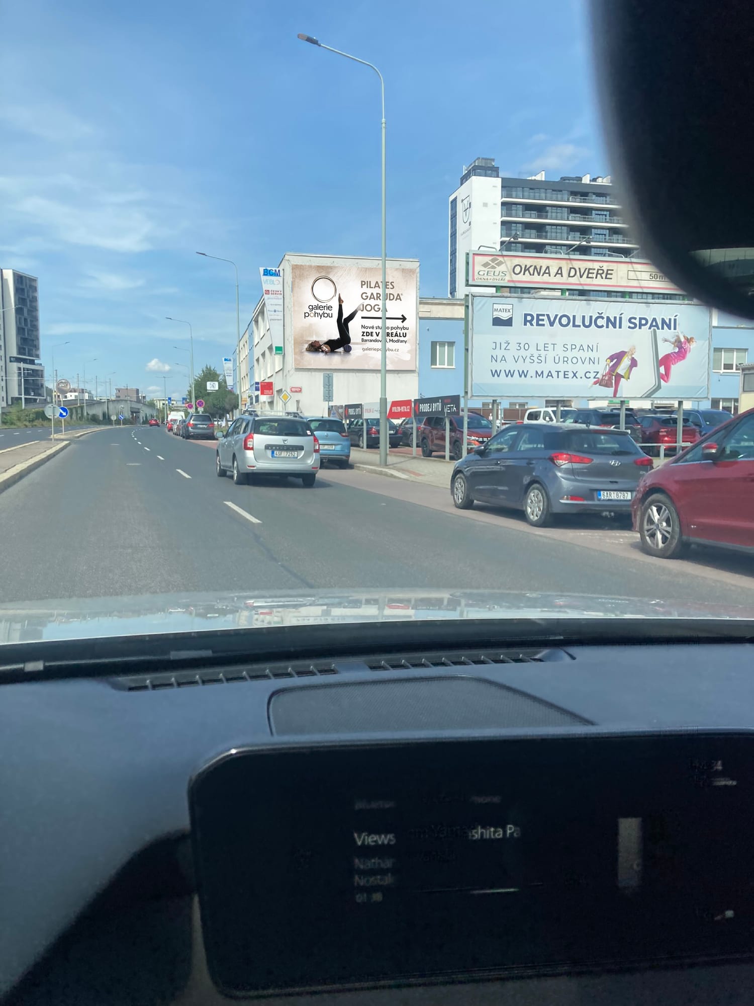 Billboard naživo u silnice v Modřanech