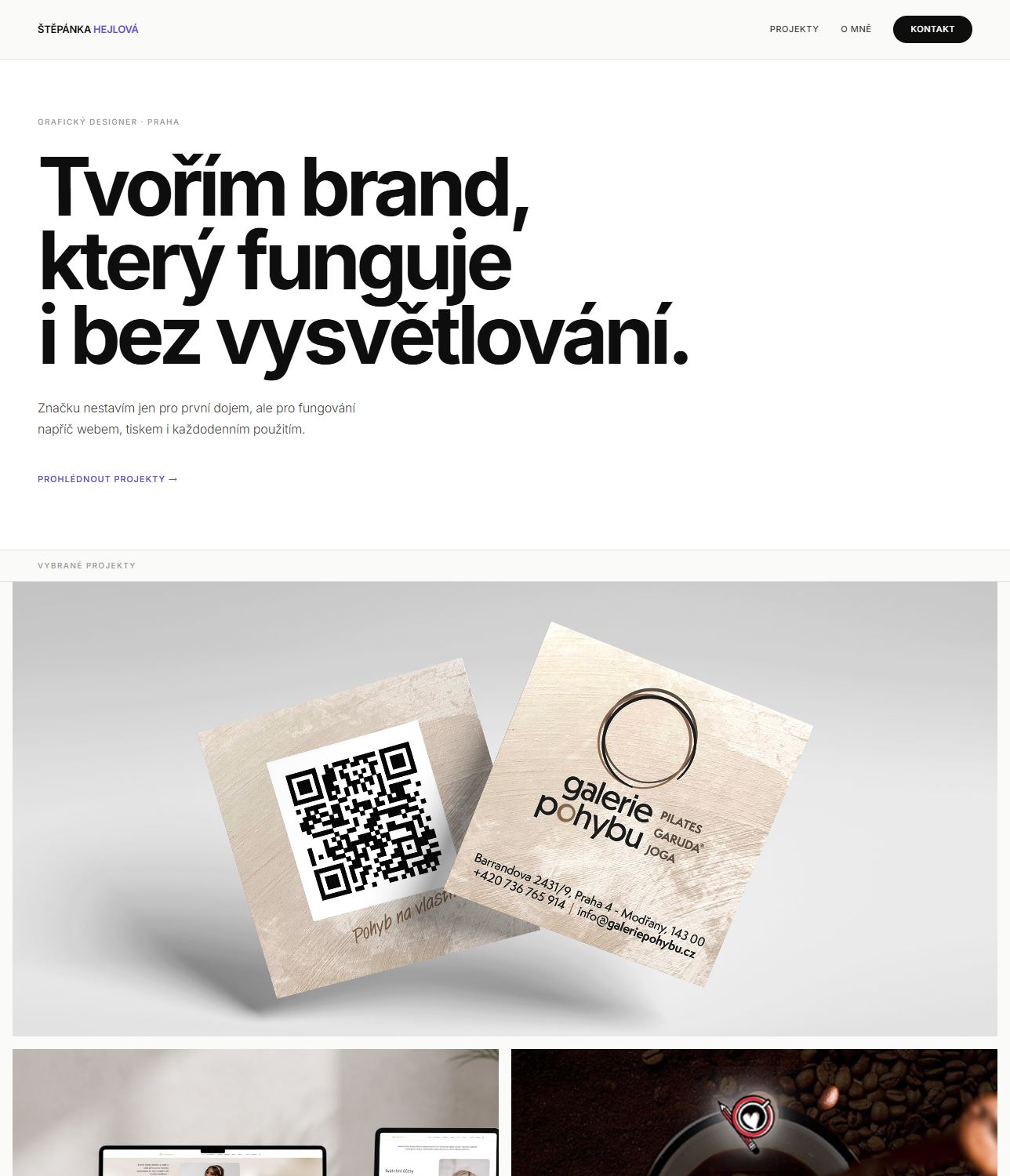 Předchozí web: bílá plocha, velký titulek Tvořím brand, který funguje i bez vysvětlování, pod ním mockup vizitek na šedé